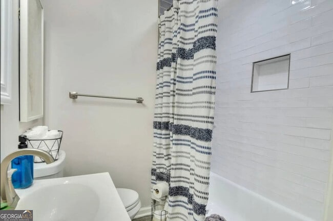 Building Photo - 50 Oak St