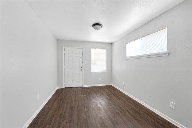 Building Photo - 5720 Pickfair St