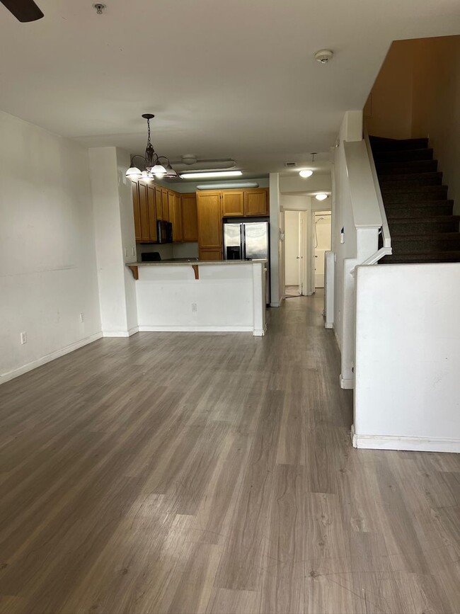 Building Photo - Spacious 3 Bedroom, 3 Bath Townhouse with ...