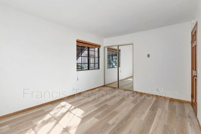 Building Photo - 8840 Villa La Jolla Dr