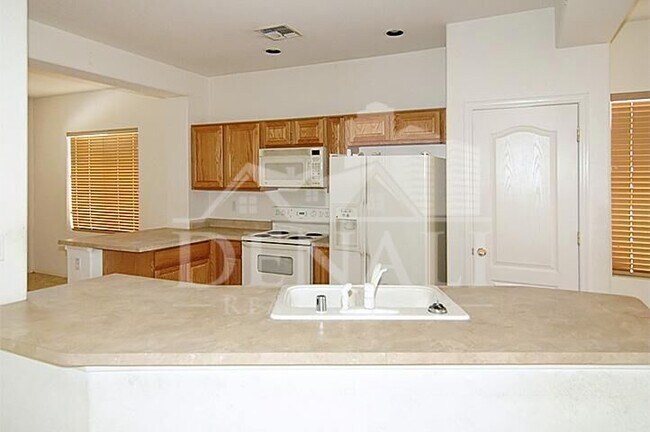 Building Photo - 9237 W Milkweed Loop