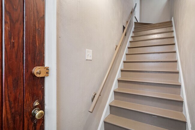 Building Photo - The Big Ol-eetha