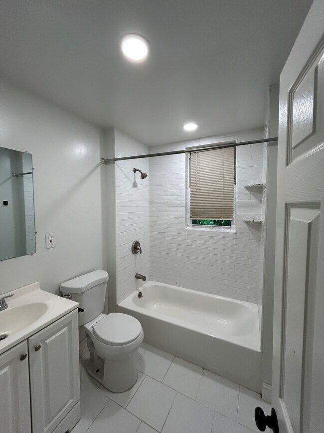 Building Photo - 5527 Ridge Ave
