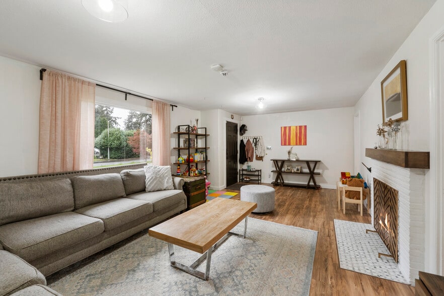 Building Photo - 5824 Hillcrest Dr SW