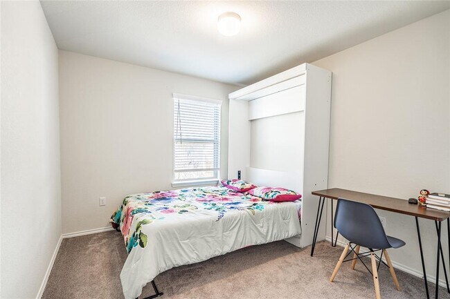 Building Photo - 547 Saturnia Dr