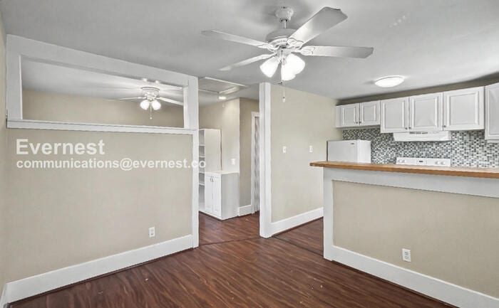 Building Photo - 203 W Lobit Ave