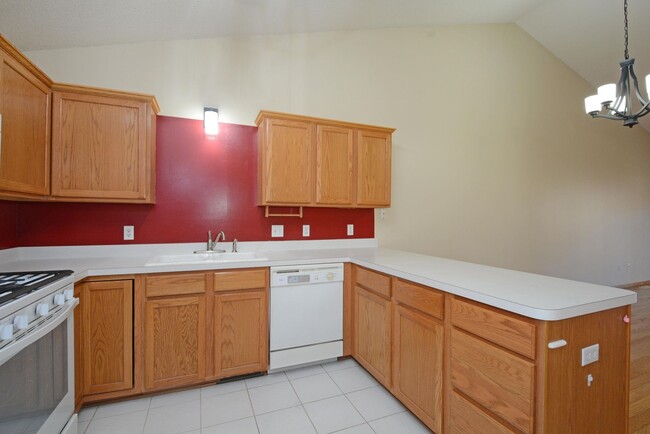 Building Photo - AVAILABLE NOW! Spacious 2 Bed, 2 Bath Town...