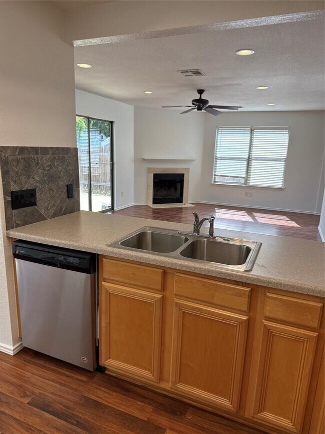 Building Photo - 2114 Cottontail Dr