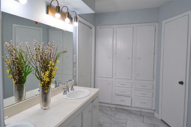 Building Photo - 6707 Las Brisas Dr