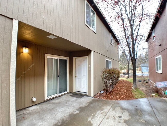 Building Photo - Bright 3 BR - 3 BA Townhouse in Redmond