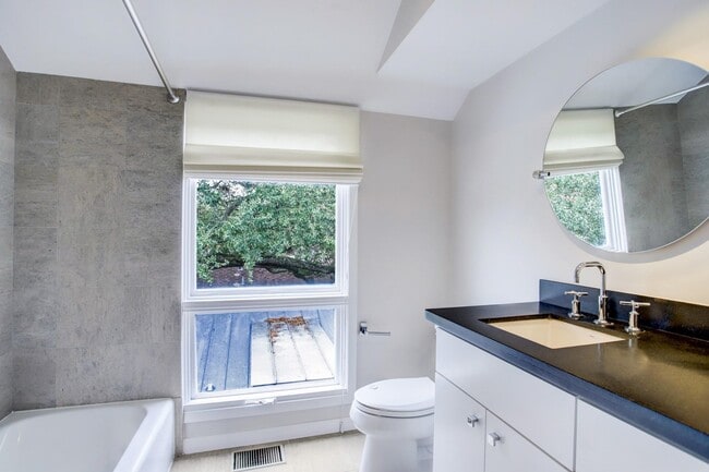 Building Photo - 1417 Harold St