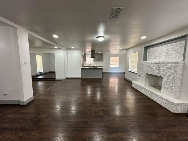 Building Photo - 5850 Paisley St