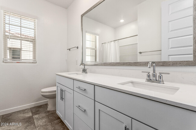 Building Photo - 4077 S Sabrina Dr