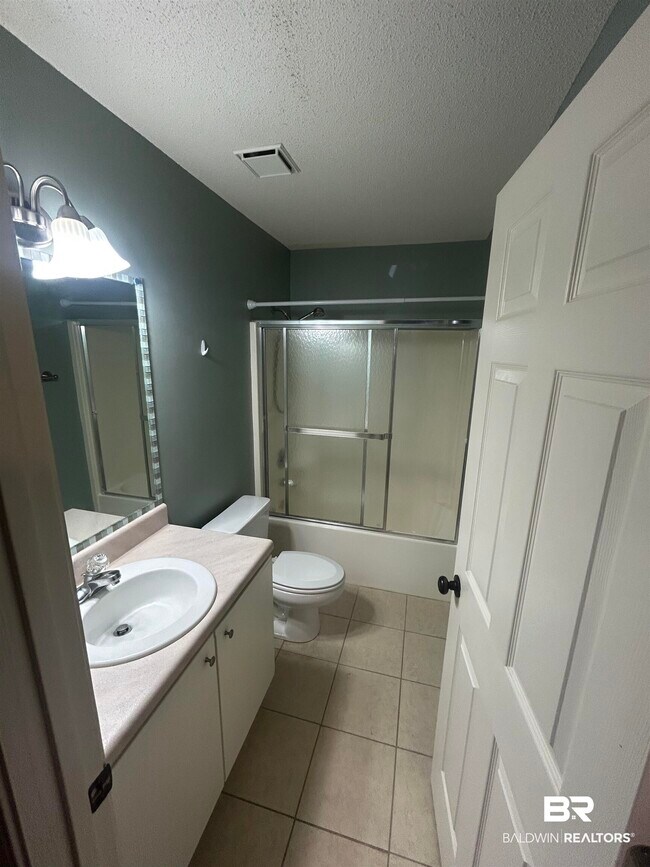 Building Photo - 9474 Villas Dr