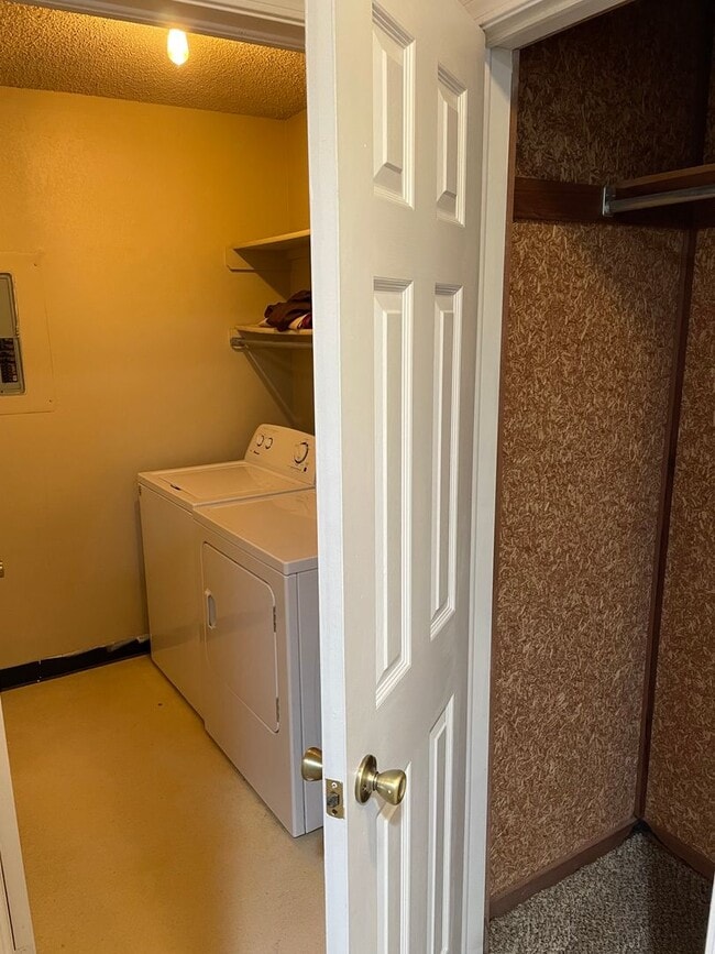 Building Photo - Darling 1 Bed, 1.5 Bath Townhouse with sma...
