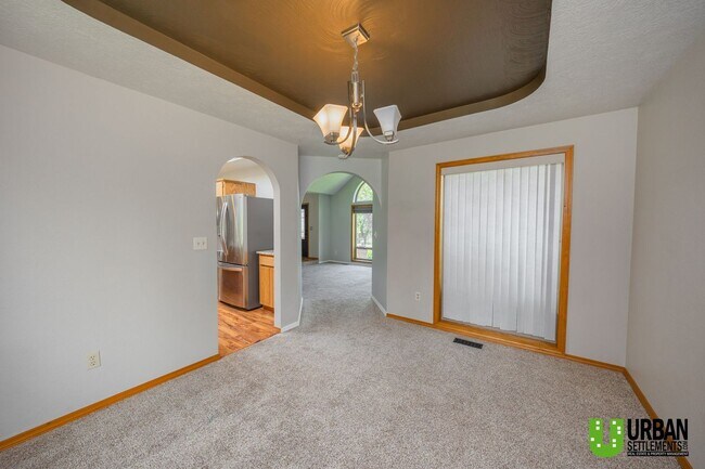 Building Photo - Spacious 4 bedroom and 3 bathroom house fo...