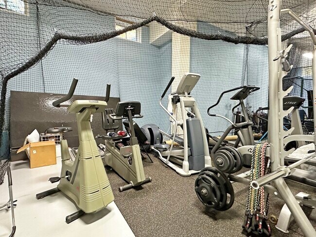 Building Photo - 66 Forest Ave