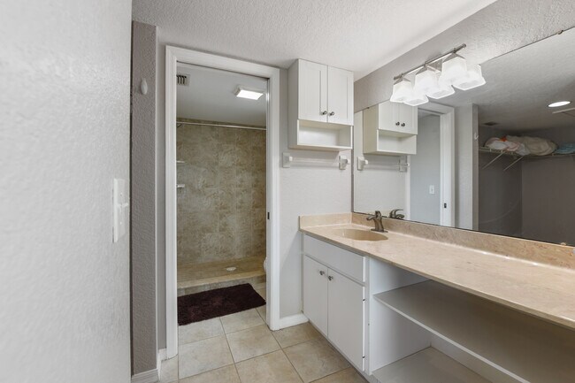 Building Photo - 449 Royal Poinciana