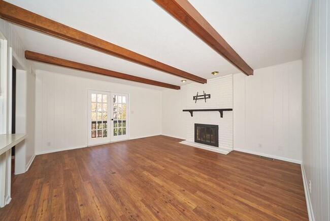 Building Photo - Spacious 3 Bedroom with Finished Basement ...
