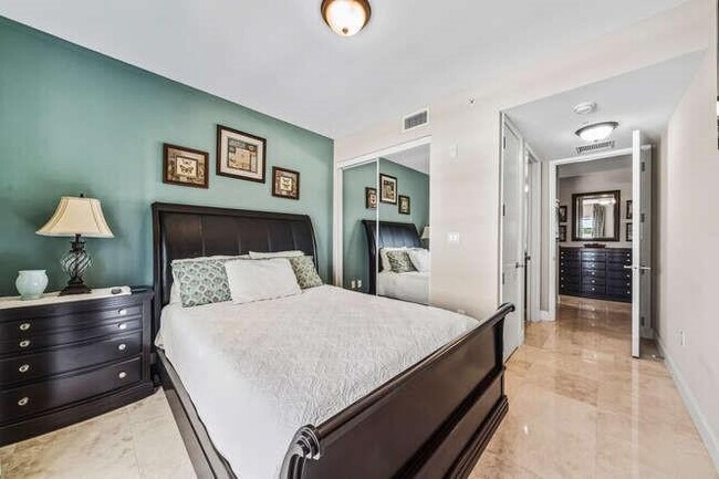 Building Photo - 2401 N Ocean Blvd