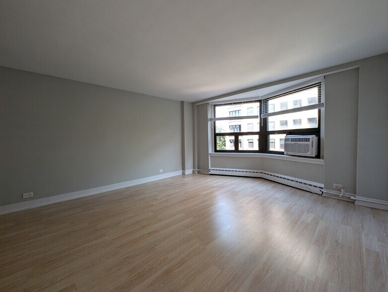 Building Photo - 429 W Wellington Ave