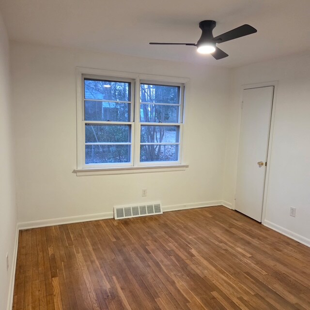 Building Photo - 8011 Kenmore Dr