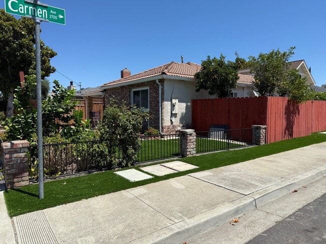 Building Photo - SINGLE STORY DOLL HOUSE ON CORNER LOT...3 ...