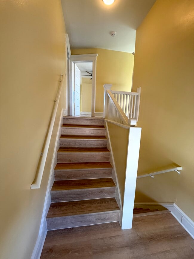 Building Photo - 727 Carlton Ave