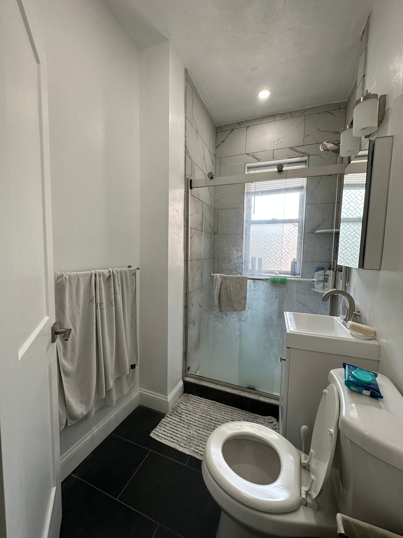 Building Photo - 65 Park Dr