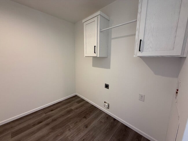 Building Photo - Spacious Pet-Friendly 3BR Home in Secure Belleville Neighborhood – Only $950/Month!