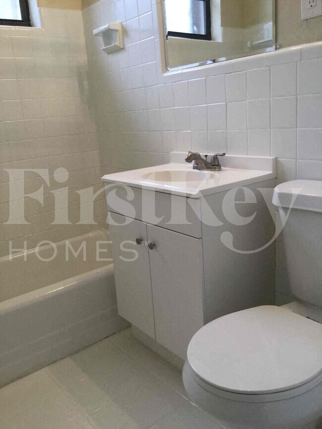 Building Photo - 1121 NW 23rd Terrace