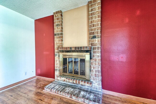 Building Photo - LARGE 5-bedroom 3 bath home in a great loc...