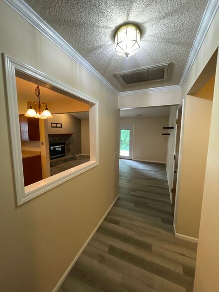 Building Photo - 9904 Mustang Dr