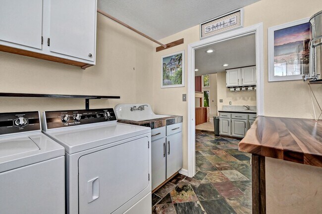 Building Photo - Cozy Hillside Boise Beauty Available 1/1/26!