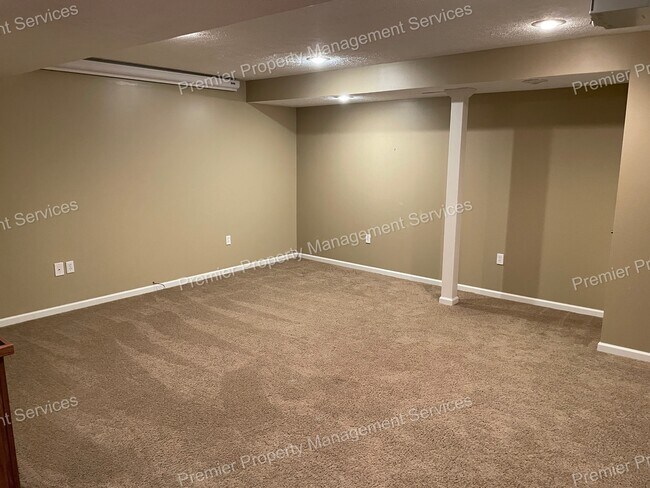 Building Photo - 709 Williamsburg Ct