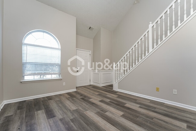 Building Photo - Fantastic 5bd/2.5ba home! Let yourself in!