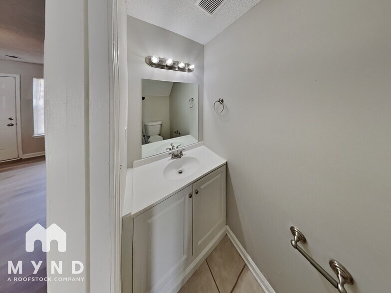 Building Photo - 530 Creekwood Cir S