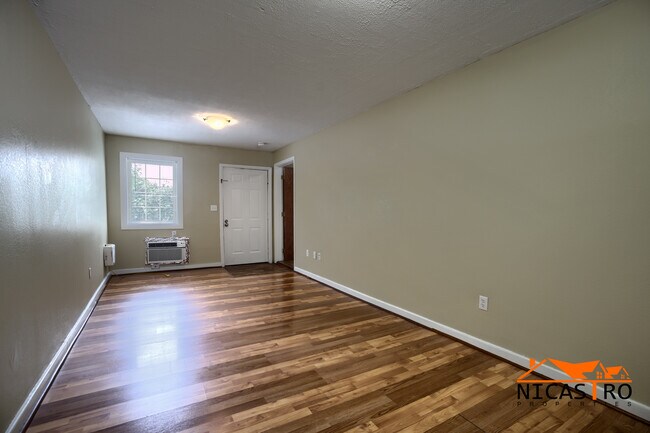 Building Photo - 2254 Indianola Ave