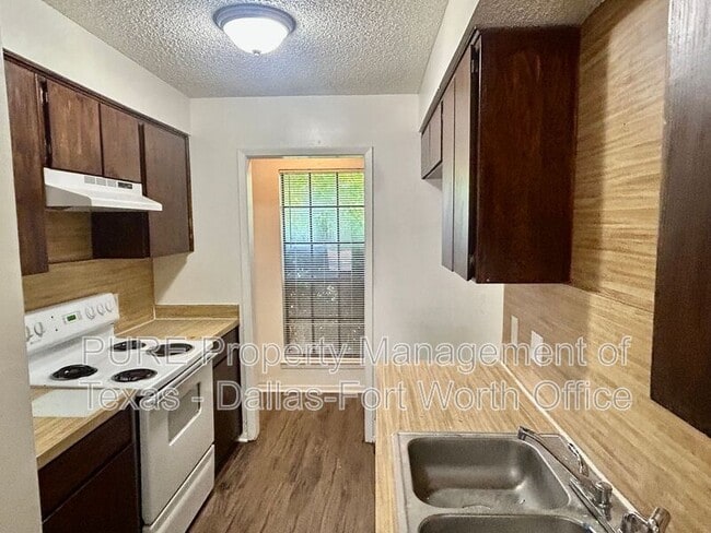 Building Photo - 1126 Highbush Dr