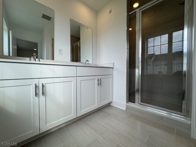 Building Photo - 71 Eastwood Ter