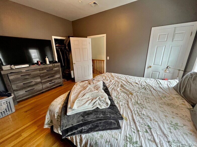 Building Photo - 117 Buttonwood St