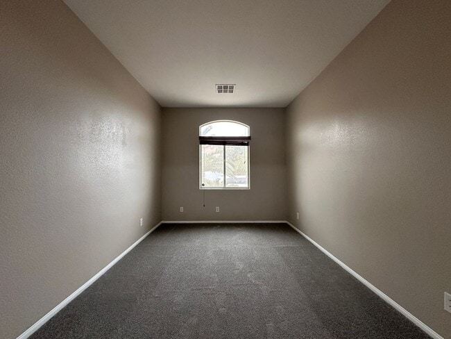 Building Photo - Spacious single story home w/3 beds, 2 bath, den, 2 car garage, near everything.
