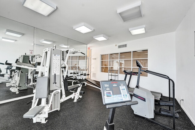 Building Photo - 1450 SE 3rd Ave