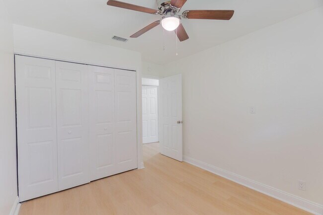 Building Photo - 2831 N Seacrest Blvd