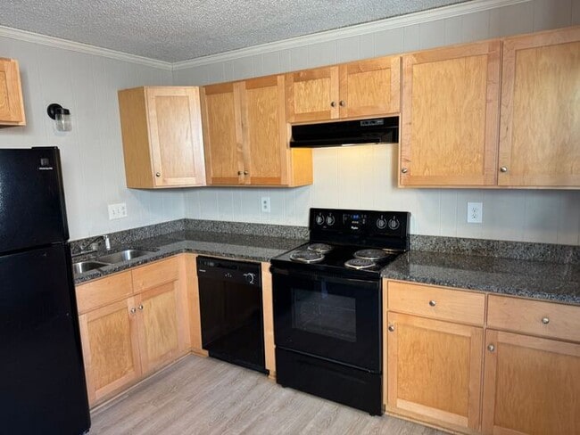 Building Photo - Townhouse style apartment- REMODELED!!