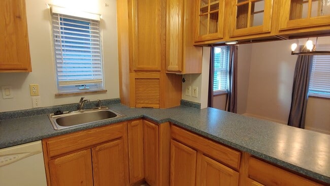 Building Photo - *Updated & Spacious 3BD/2BA Single-Family ...