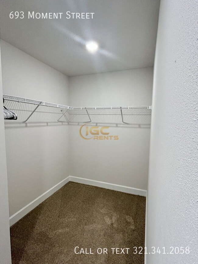 Building Photo - 693 Moment St