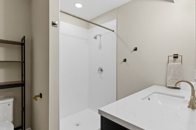 Building Photo - 445 Longmeadow Dr
