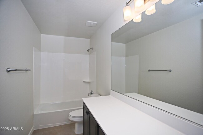 Building Photo - 1087 E Ibis St
