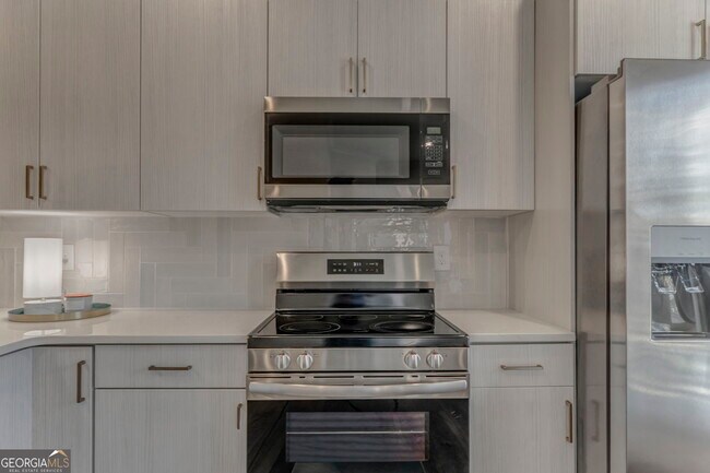 Building Photo - 109 Chateau Dr SE